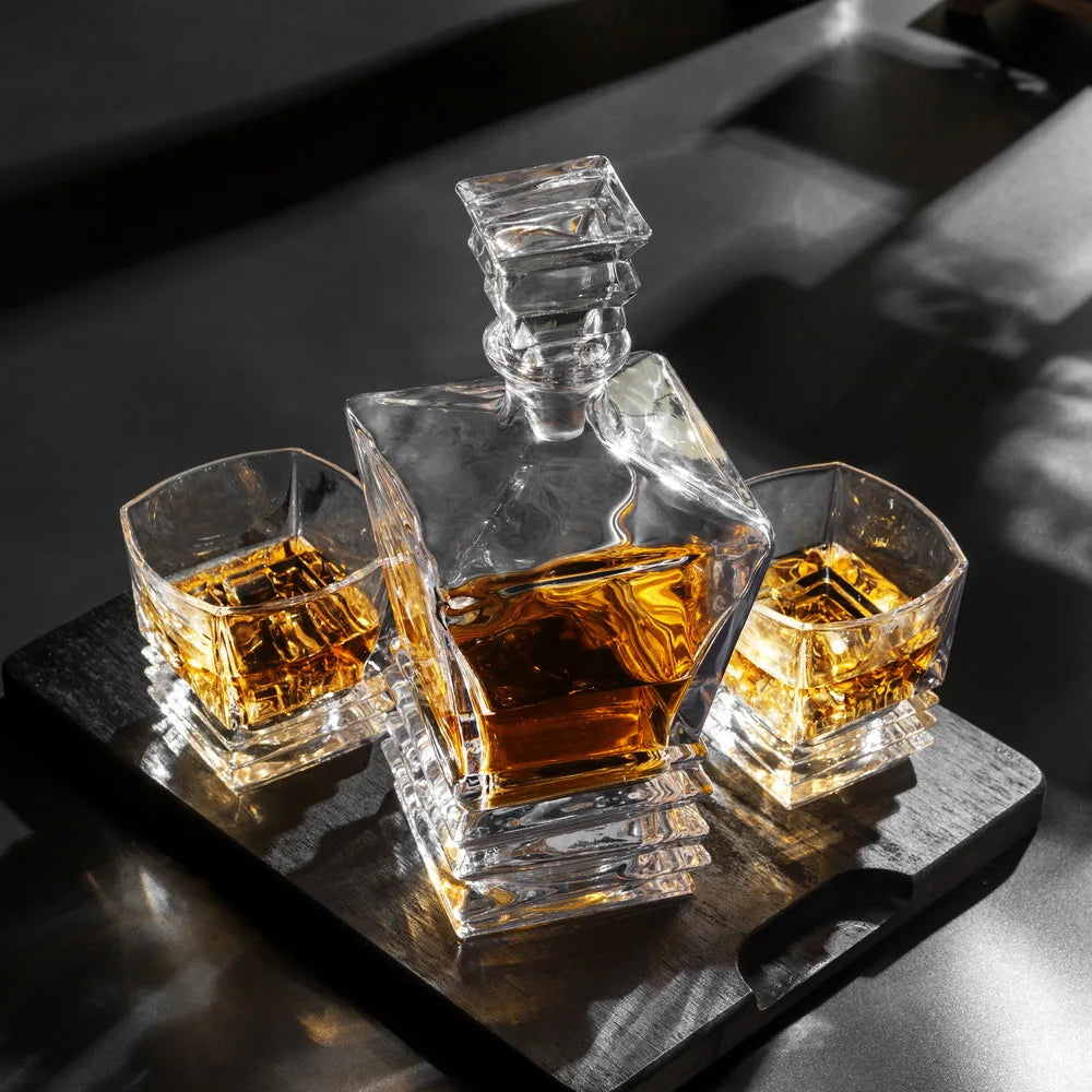 Decanter Set w/ 4pcs Glasses