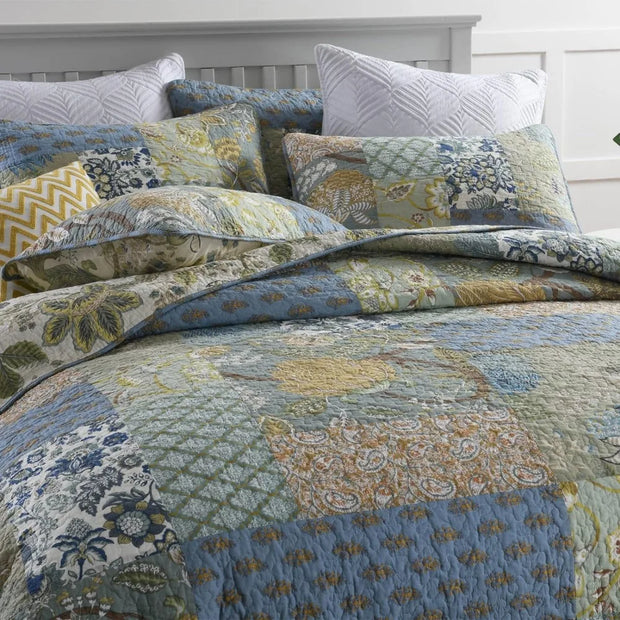 King Quilt Set - Reversible Green, 110 x 118 Inch Quilt  2 Pillowcases